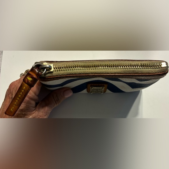 Dooney & Bourke EUC Blue and White Chevron Change Purse - Picture 11 of 12